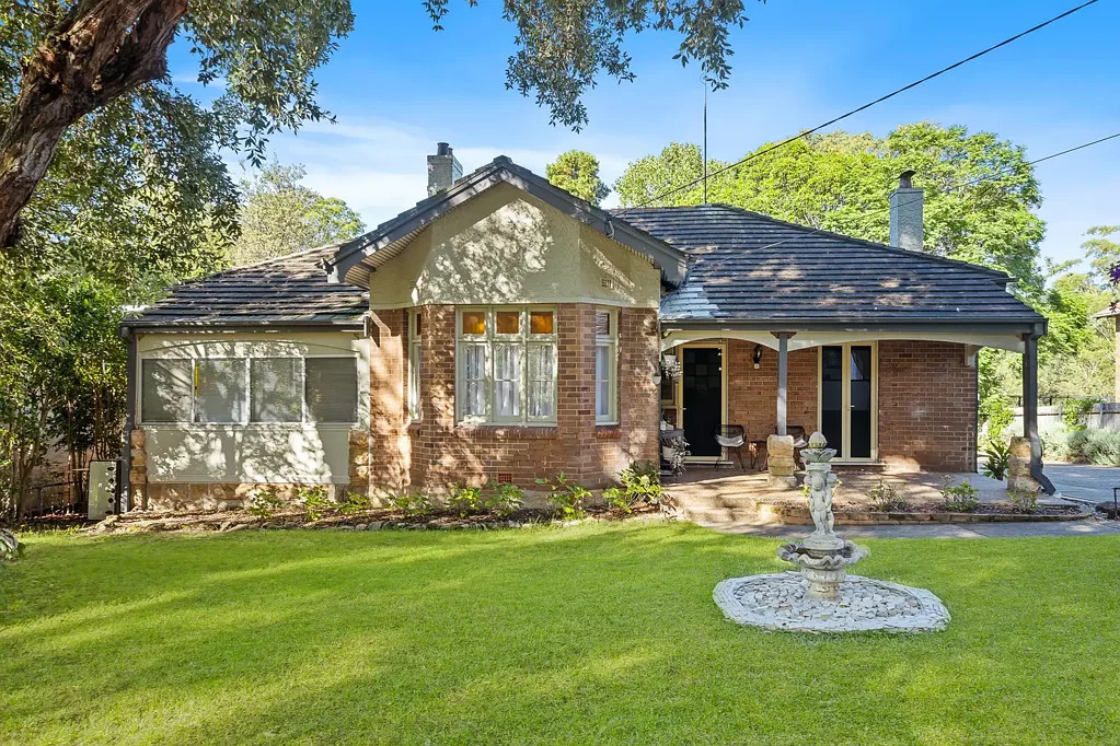 Pennant Hills 4房 1088平米壮丽地块 时期风格宏伟住宅 全新厨房洗衣房 DA批准扩建 蓝Ribbon地段 绿树成荫街道 Classic Grandeur on 1,088sqm with New Rennovation & DA Approval