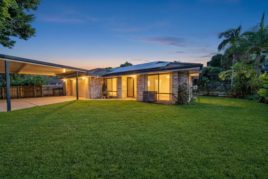 Upper Coomera 4Moenga POWERED SHED / HEATED POOL /2 LIVING AREAS /GREAT NEIGHBOURHOOD / DON'T MISS THIS ONE!!