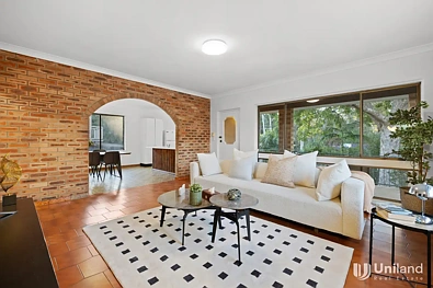 Epping 4chambre Character-filled family sanctuary with generous proportions and leafy surrounds, Walk to Metro & Shopping. Within Sought-After School Catchments !