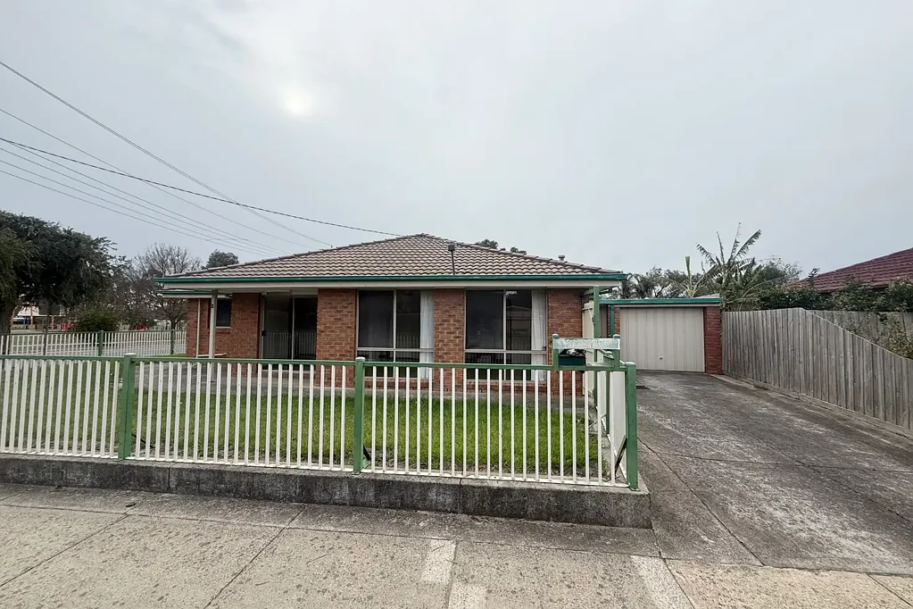 Hampton Park 2房 高度抢手区域 便利购物中心&学校 宽敞客厅主厨房 两宽敞卧室 中央浴室 单车库 分体空调 封闭后院 低维护生活 理想首次置业者或投资者 Location Location