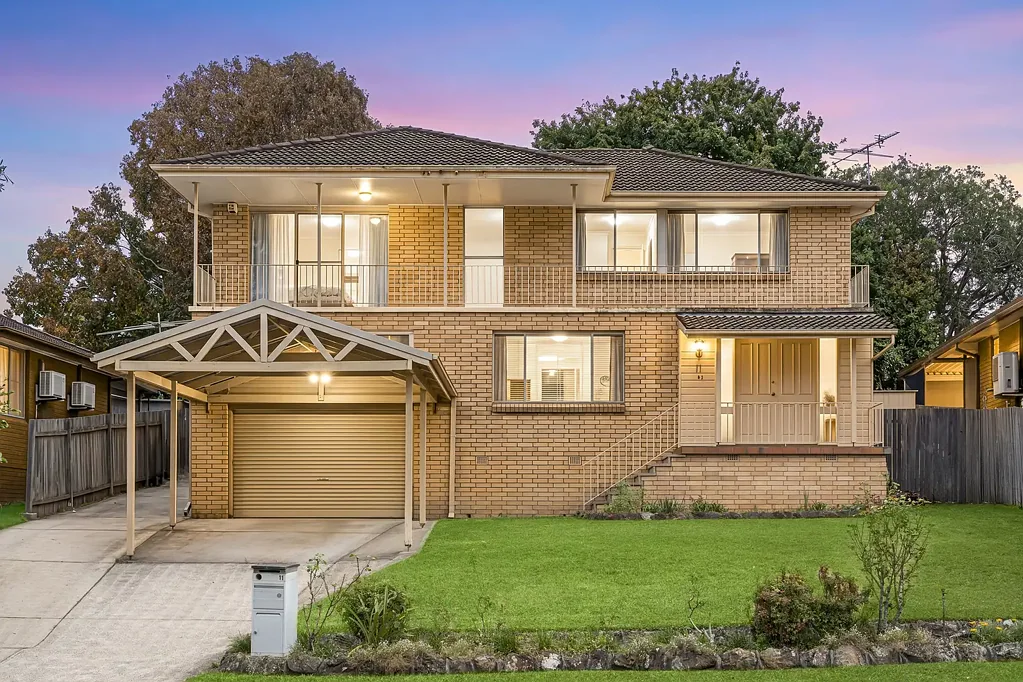Baulkham Hills 5房 Baulkham Hills优越位置 752.5㎡缓坡土地 面向Turon Reserve 设备齐全厨房 宽敞户外用餐区 主卧带阳台公园景观 五卧三卫四车位 全屋地暖空调 太阳能系统 The Ultimate Parkside Address