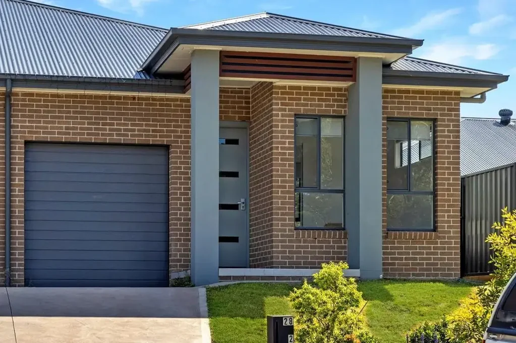 Modern 4-Bedroom Duplex with Covered Alfresco & Private Backyard