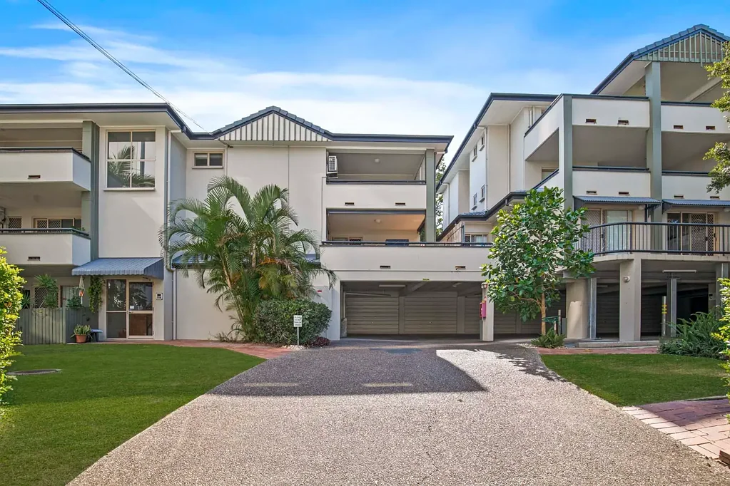 Toowong 2房 现代顶层设计 三阳台采光 双车库安全 步行Toowong Village 公交近便 自行车道直通市中心 昆士兰大学旁 Perfect Position