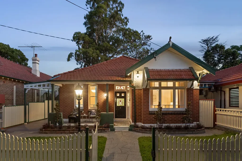 Strathfield 3房 历史韵味住宅 朝北优越位置 663平米阔地 现代明亮厨房 阳光后院空间 双排车棚车位 Exquisite North facing character home on superbly convenient parcel