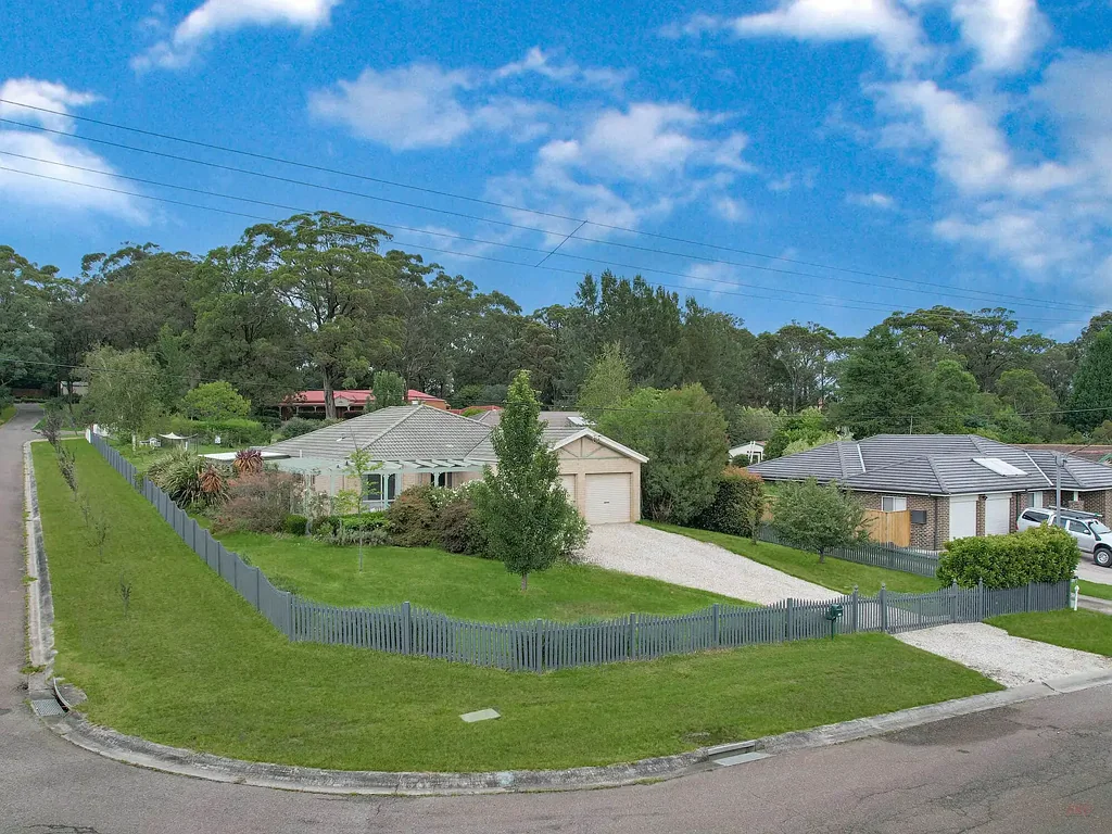 Bundanoon 4Kwarto Beautifully Presented Home with Room for the Whole Family
