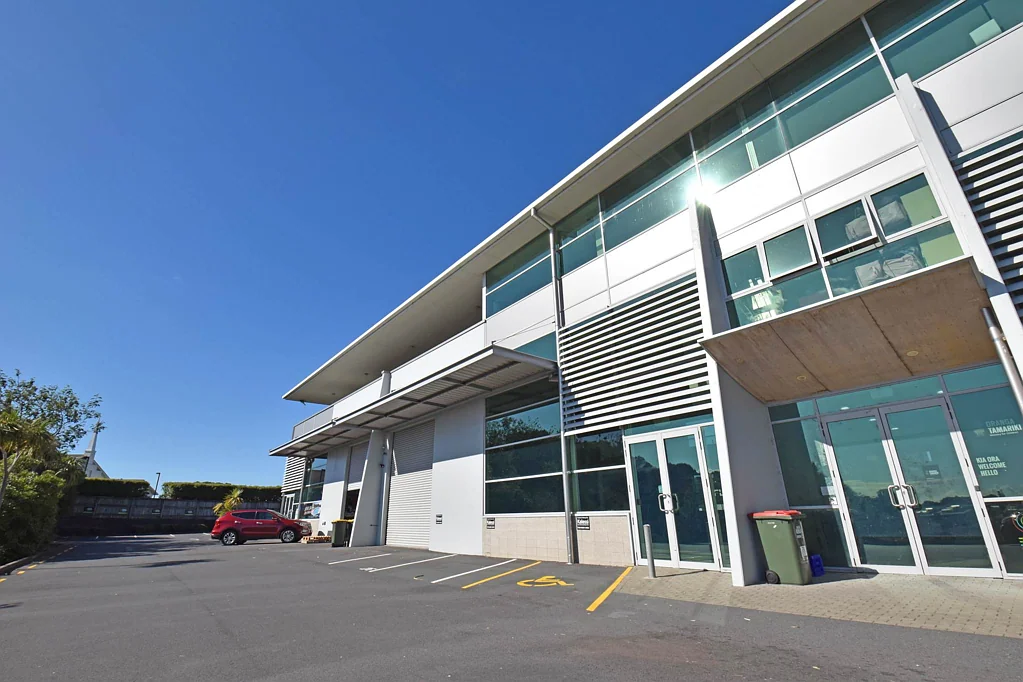 Mount Wellington HIGH PROFILE AND HIGH STUD RETAIL SHOWROOM