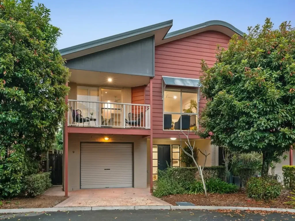 Graceville 3Zimmer Stylish, Refreshed Townhouse in a Sought-After Graceville Lifestyle Location