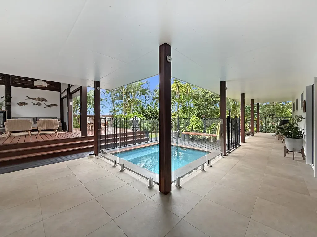 Wongaling Beach 3غرفة نوم 🌿 Stylish, Elevated Entertainer with Poolside Perfection – Rainforest Park Retreat