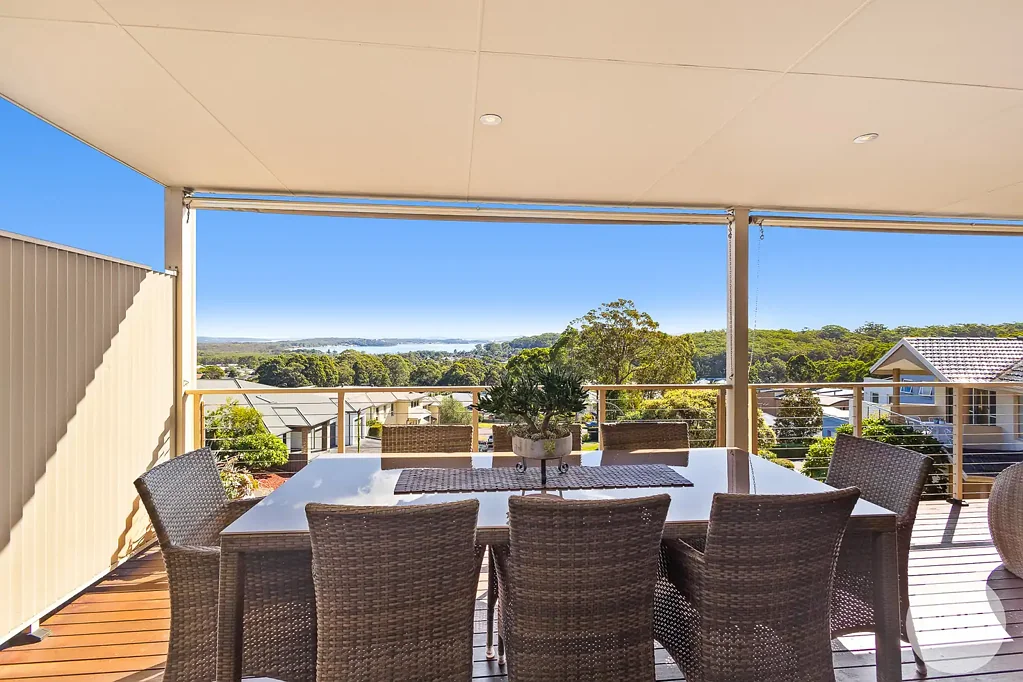 Corlette 4房  Family Living with Stunning Water & Bush Views