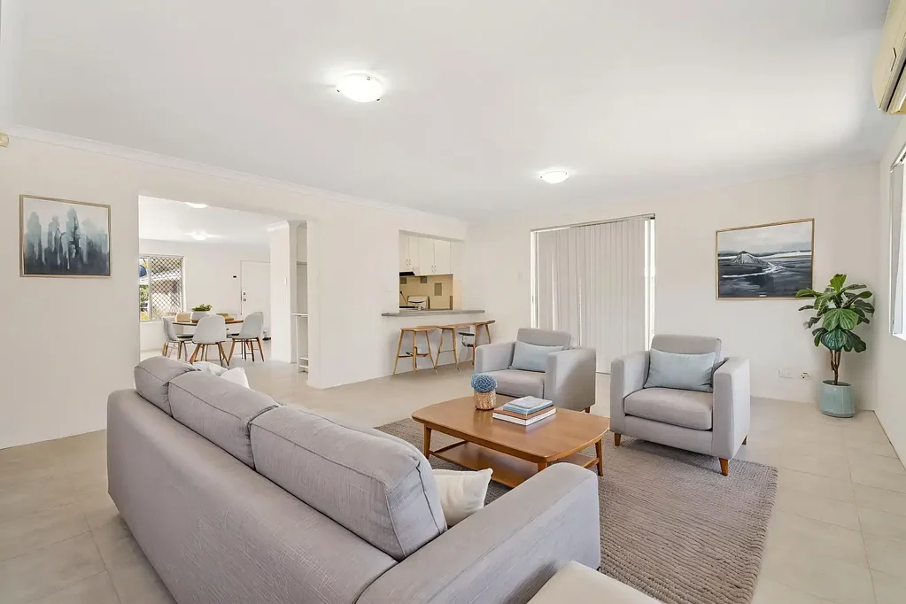 Cloverdale 3房  Well presented home with abundant space. Under instructions to quit.