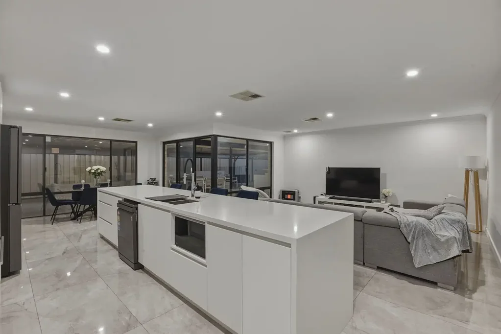 Clarkson 4Zimmer Contemporary Family Living with Poolside Appeal in a Prime Clarkson Setting