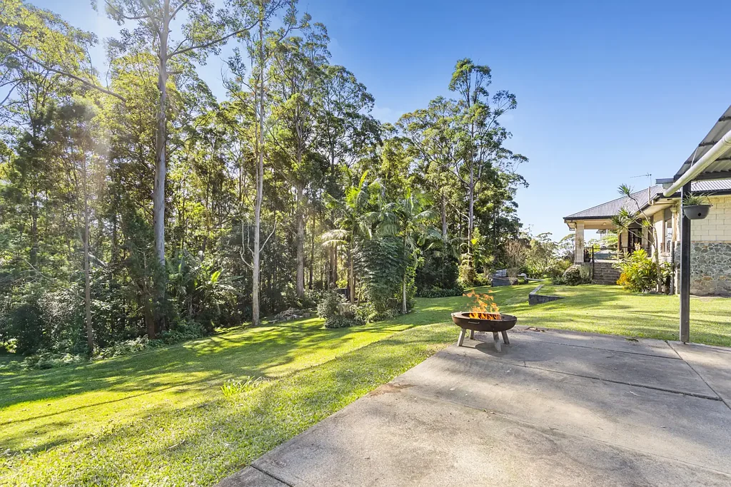 Prestige Split-Level Homestead on 6,142m² – Peaceful Hinterland Living with Starlink Included