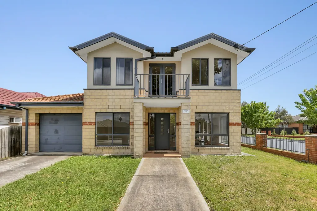 SPACIOUS DOUBLE-STOREY LIVING IN A CONVENIENT GLENROY LOCATION!