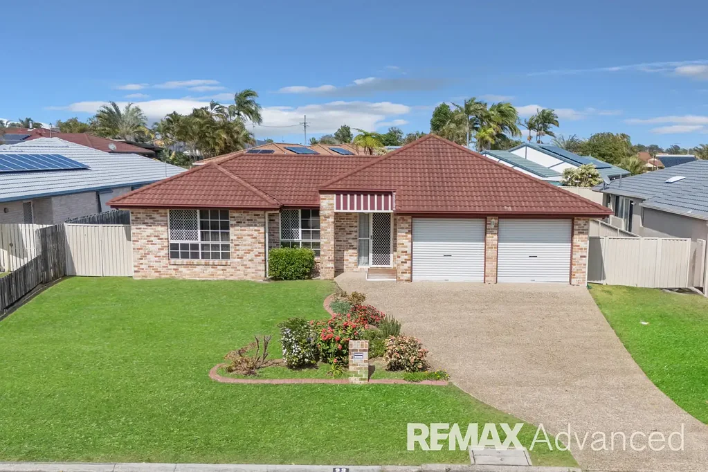 Banksia Beach 3房 宽敞家庭生活空间，距运河仅数步之遥 Spacious Family Living Just Steps from the Canals