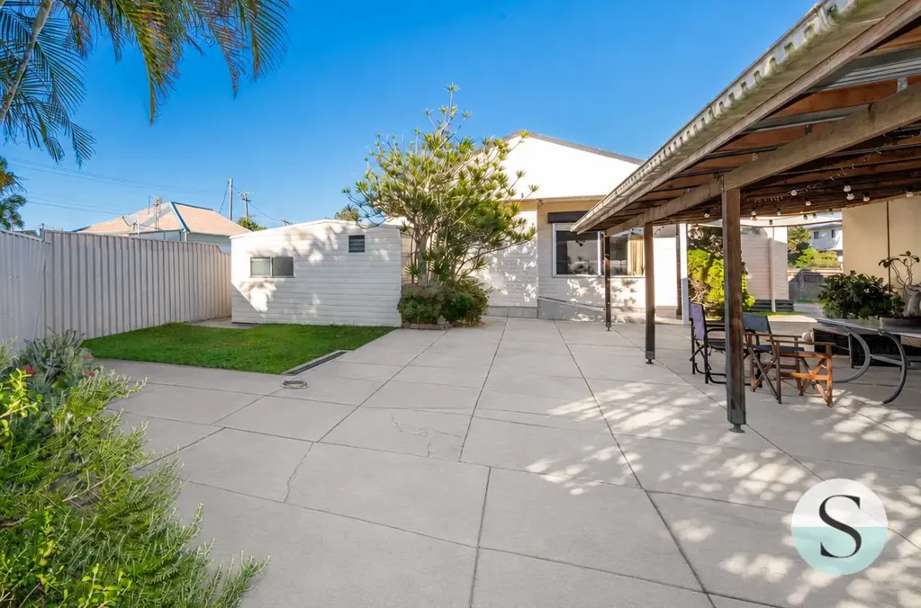Swansea 3Moenga Big on Charm, Small on Price, Side Drive Access to Wonderfully Easy Care Grounds & Massive Garaging, Light, Bright, Renovated Interior!