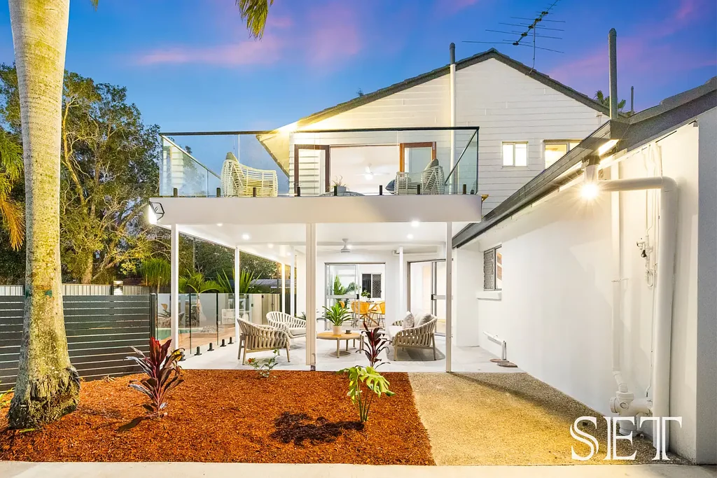 Newport 5房 817m²朝北水岸地块 私人船台直通Moreton Bay 5卧运河景观 高挑天花板度假村泳池 双车库侧通道 Luxury North-Facing Waterfront Living!!