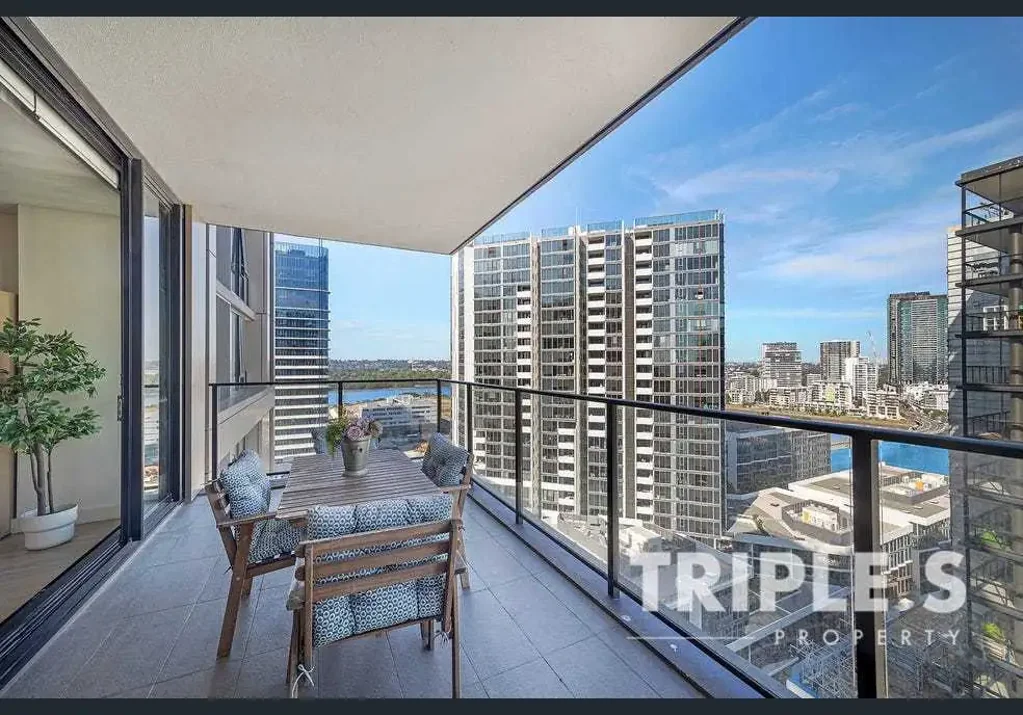 Luxurious 2 Bedroom Sanctuary |Massive Entertainment Balcony |East Aspect with water view