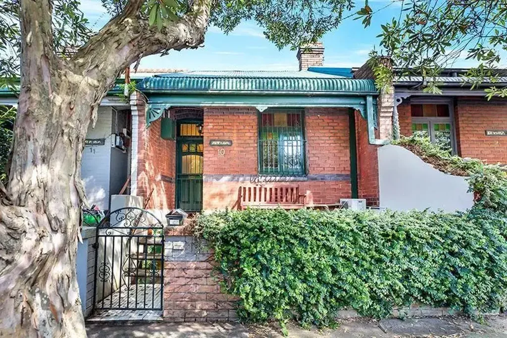 Position Perfect! Renovated 2 Bedroom Terrace