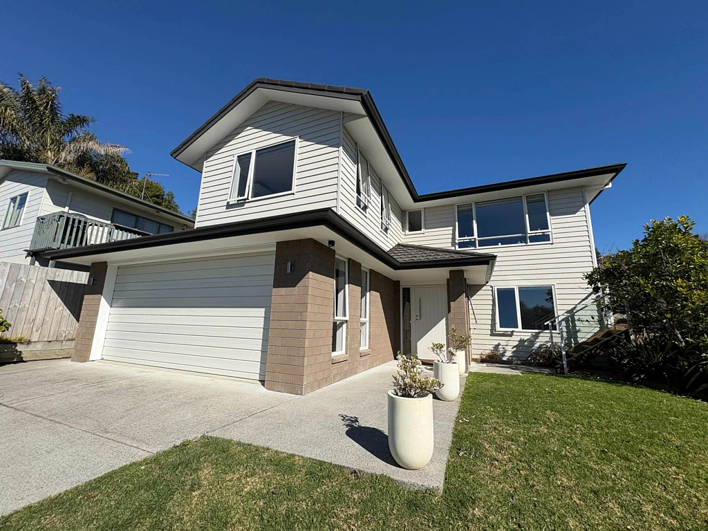 Private Modern Property in Prime Location!!