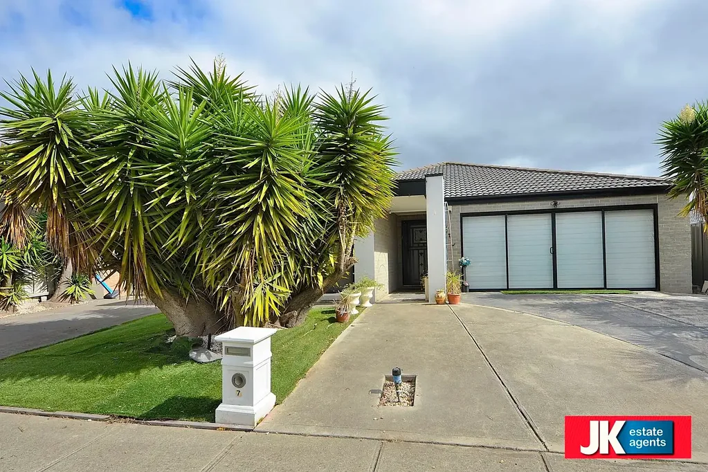 Elegant Family Home in Alamanda school zone!