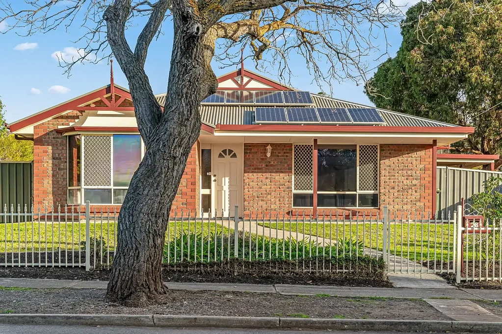 Seaview Downs 4 Bedroom Bright & Airy: a Beautiful Block, Arm's Reach to the Beach!