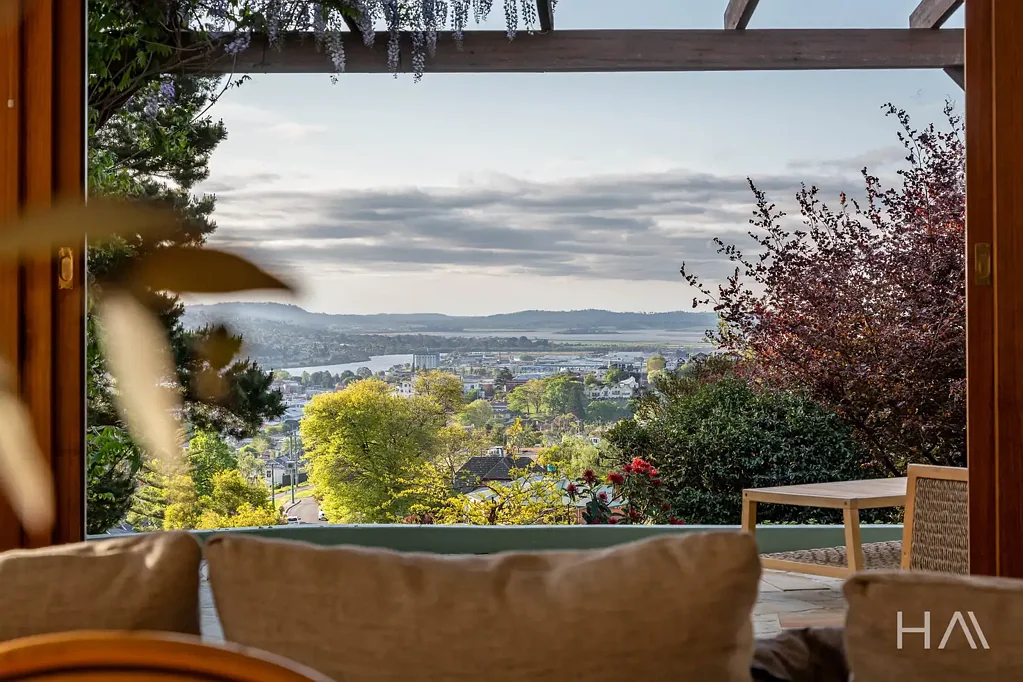 South Launceston 5房  Elegant Lifestyle Escape with Sweeping City Views