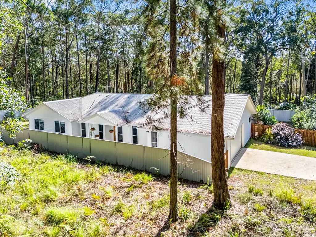 Russell Island 3Moenga $625,000 - Prime Quality Home on Expansive Grounds