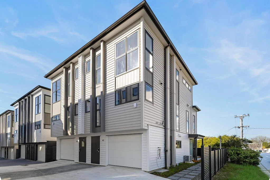 Henderson 3Kwarto Stylish Duplex Home with a Generous Balcony
