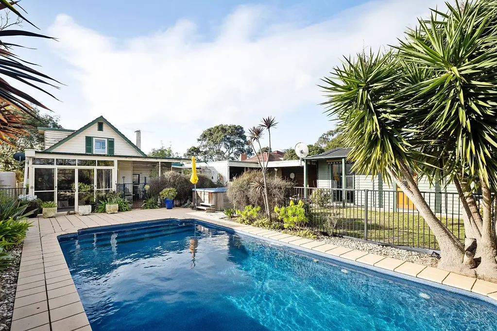 Frankston 5ห้องนอน Spacious living & superb poolside entertaining