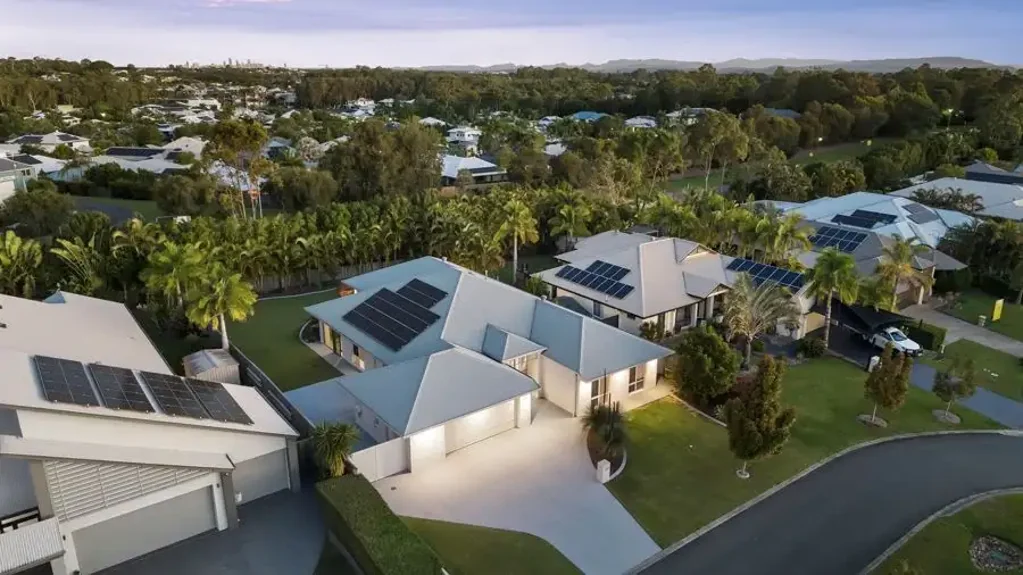 Coomera 4 Slaapkamer 933M2 LEVEL BLOCK - FAMILY ENTERTAINER WITH MULTIPLE LIVING AREAS IN SECURE GATED COOMERA WATERS - CLOSE TO MARINA VILLAGE, SCHOOLS & TRANSPORT