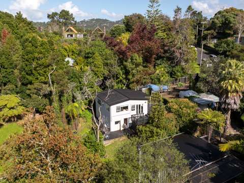 Titirangi 2部屋 CHARACTER LIVING - LARGE FREEHOLD LAND - OPTIONS!