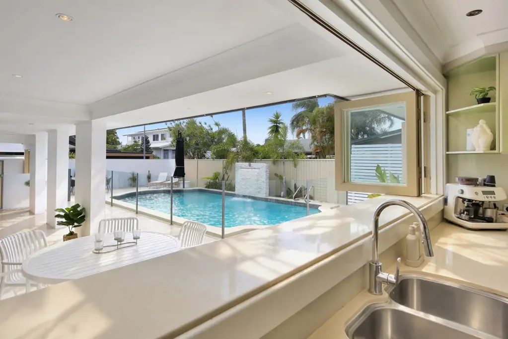 Burleigh Waters 4બેડરૂમ Effortless Coastal Living, Moments from the Heart of Burleigh