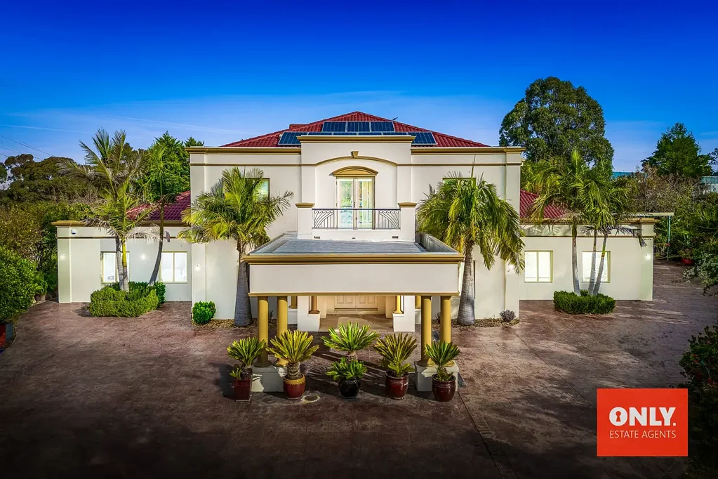 Narre Warren North 6غرفة نوم Grand European-Inspired Estate on 2,148sqm in Elite Court Setting
