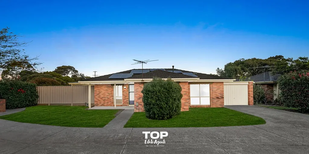 Cranbourne 2房 218平土地宽敞  两卧带BIR  现代厨餐一体  新木地板  全屋空调  低维花园  便利交通  靠近学校购物中心 Low-Maintenance Living in a Convenient Location