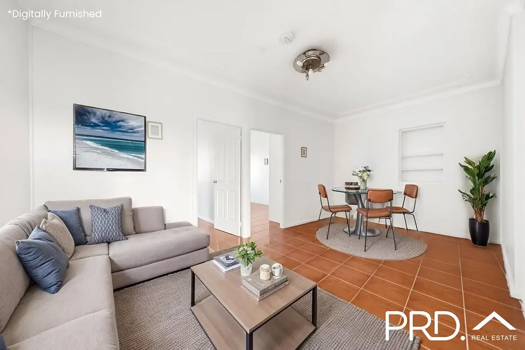 TOP FLOOR UNIT WITH REAR YARD AND GARAGE LOCATED IN THE HEART OF TOWN (Access via rear Anderson Lane)