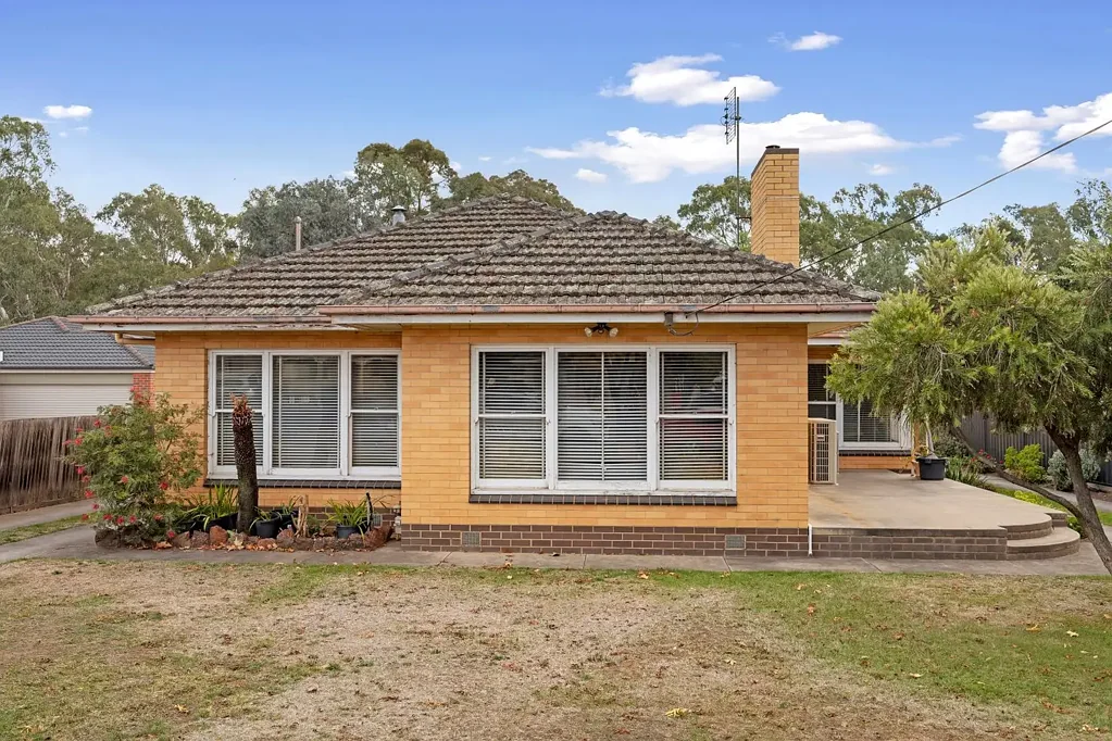 Kangaroo Flat 4房  CLASSIC CREAM BRICK VENEER SITED ON APPROX. 1100 SQM ALLOT.