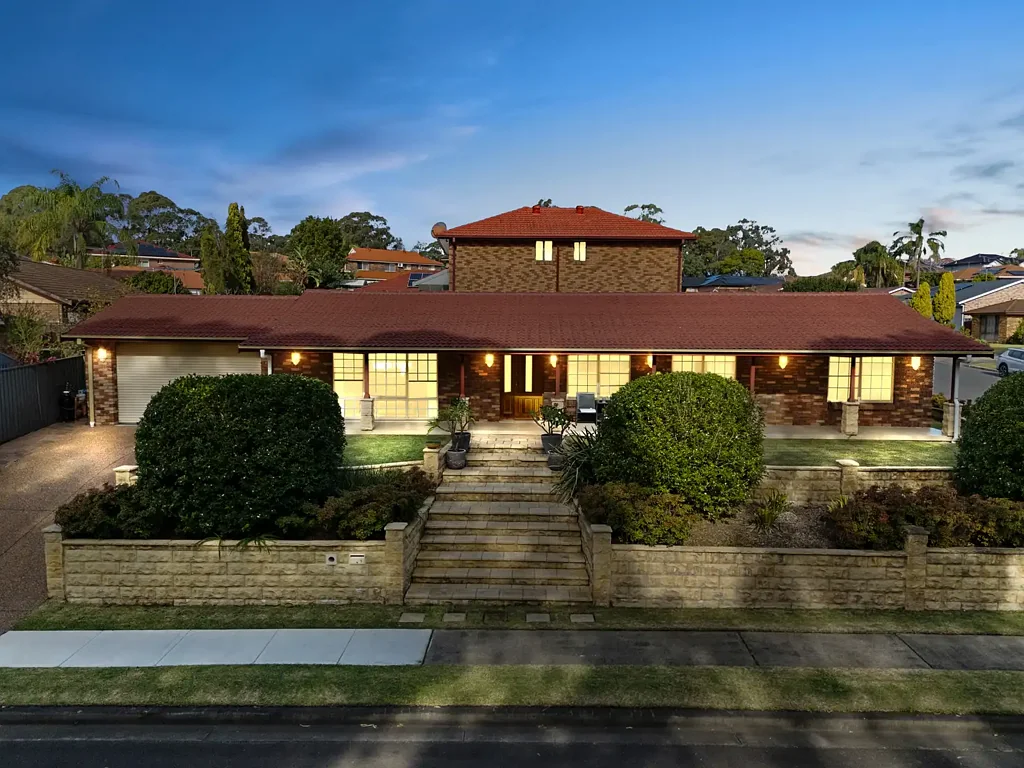 Edensor Park 4ਬੈੱਡਰੂਮ Elevated Elegance in Edensor Park
