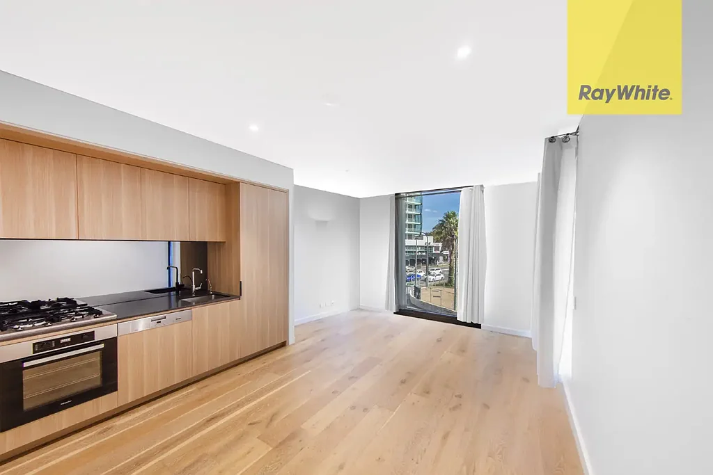 LOCATION IS EVERYTHING! MINUTES FROM LOCAL TRANSPORT AND WESTFIELDS