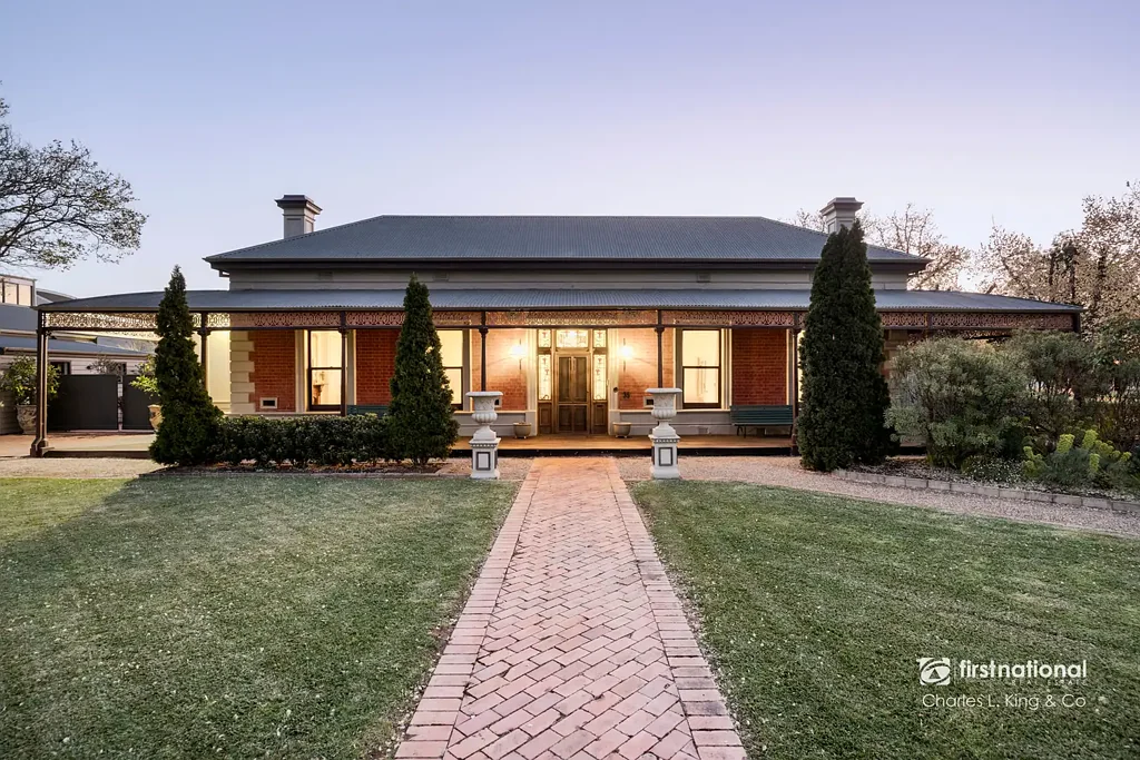Echuca 3ห้องนอน Significant Period Residence. 
One of Echuca's most Historic Homes.
"Horwood" - Circa 1868