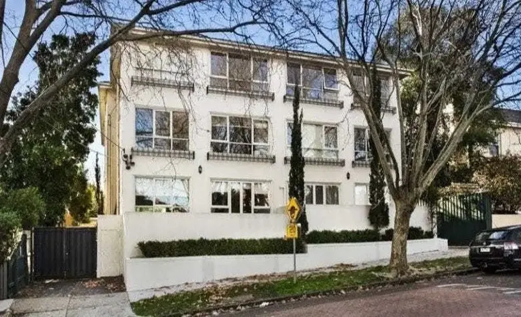 Charming 1-Bedroom Apartment in Elwood's Heart!