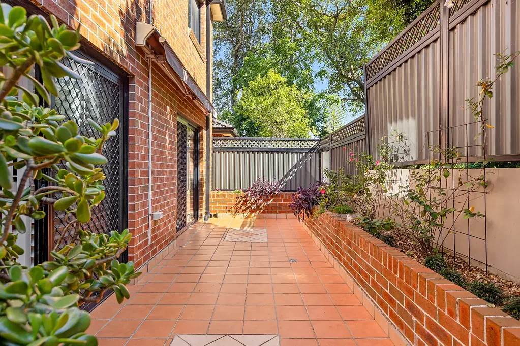 Wahroonga 3chambre Stair-free courtyard home, short walk to amenities