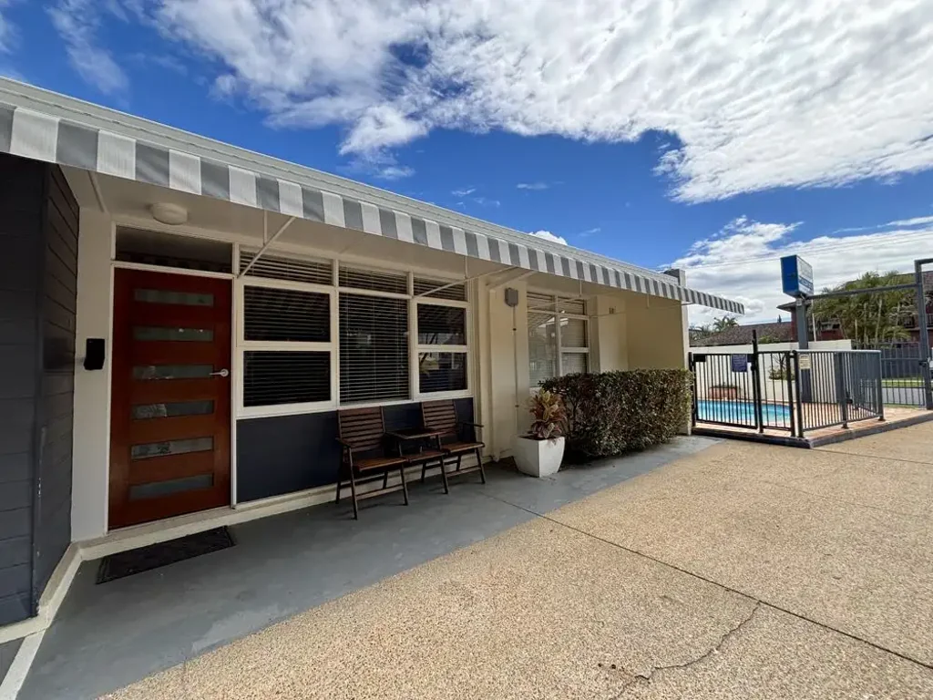 Furnished unit, 150m to the beach!
