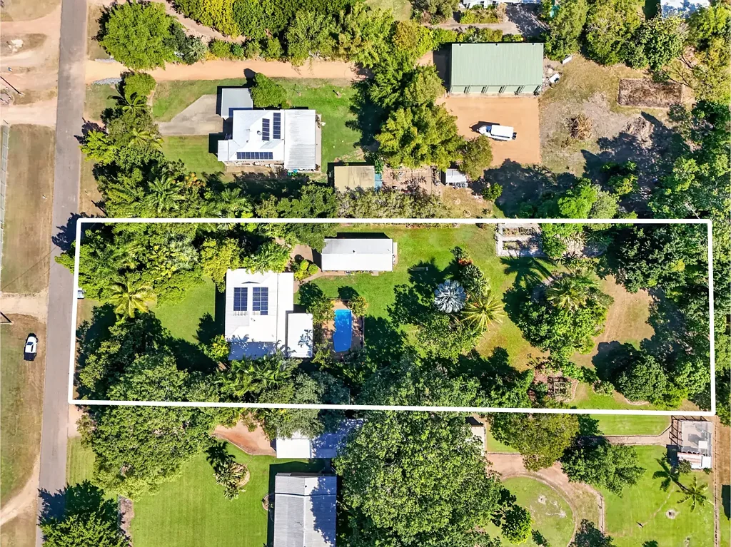 Rangewood 5房  Grand Two-Storey Private Oasis Offering Luxury Acreage Living, Resort-Style Pool & Comfortable Family Home