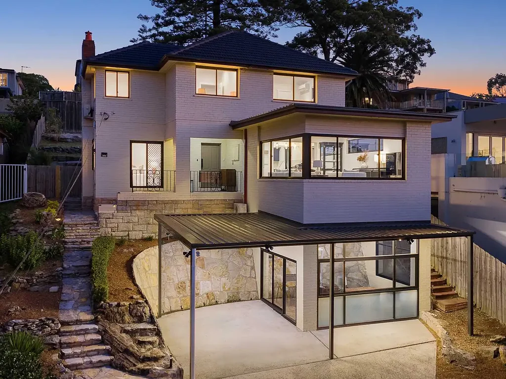 Northbridge 4침실 Elevated Full Brick Home with Perfect North Aspect and Views to Sailors Bay