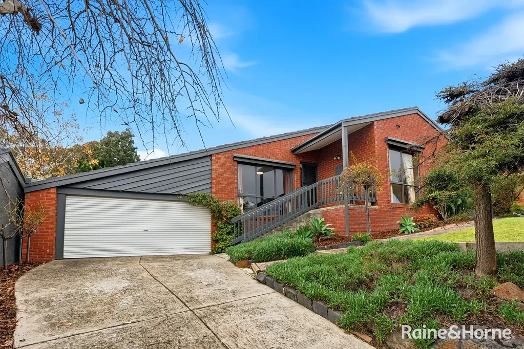 Doncaster East 4房 宽敞664m²地块 四卧带套间 主卧套间 时尚木地板 全新地毯 成熟花园 家庭友好社区 A Spacious Family Sanctuary in a Prized Doncaster East Pocket