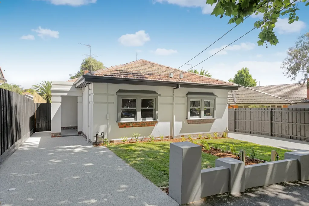 LIGHT FILLED OASIS INSIDE AND OUT  | FLARE REAL ESTATE