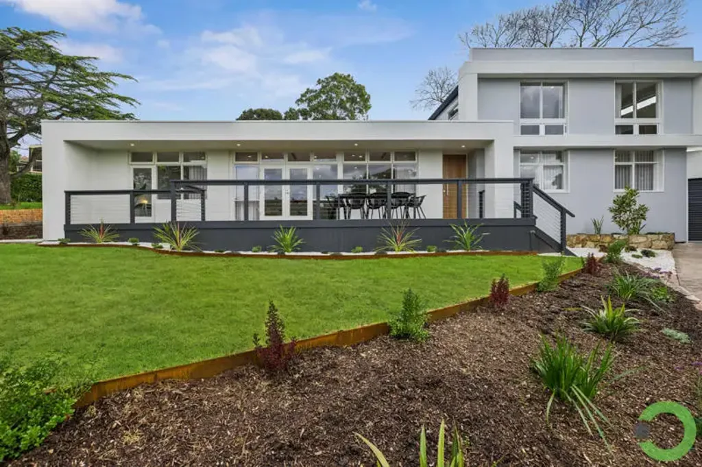 Bellevue Heights 5 Slaapkamer A 60's Contemporary ... Re-Built for Modern Family Living!