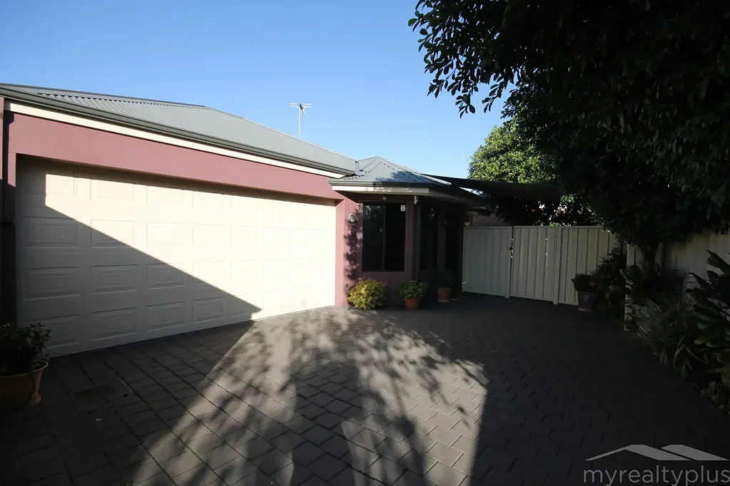 IMMACULATE HOME - LOCATION ON YOKINE BORDER!