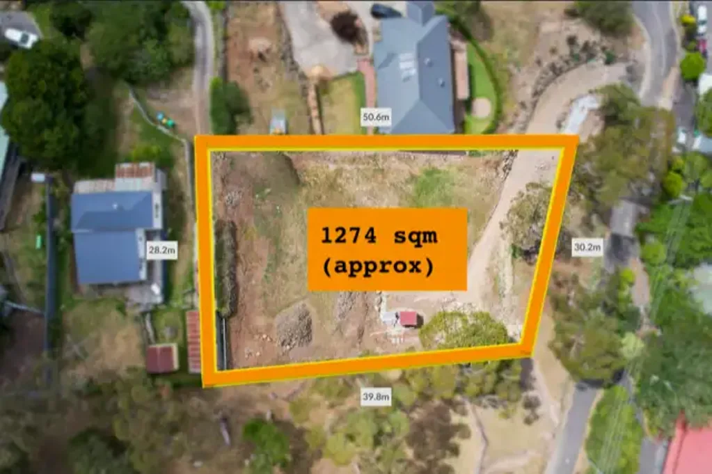 Upper Ferntree Gully 尽头道路宁静 360度壮丽山景 晴日Port Philip湾景 现成规划许可 公用设施到位 铺设车道便捷 西邻保护区宁静 近公共交通 商饮便利 医院附近 购物城近在咫尺 CBD便捷可达 步行公园丛林漫步 无树无地役权 EXCITING BLOCK OF LAND WITH OUTSTANDING VIEWS AND CONVENIENT LOCATION