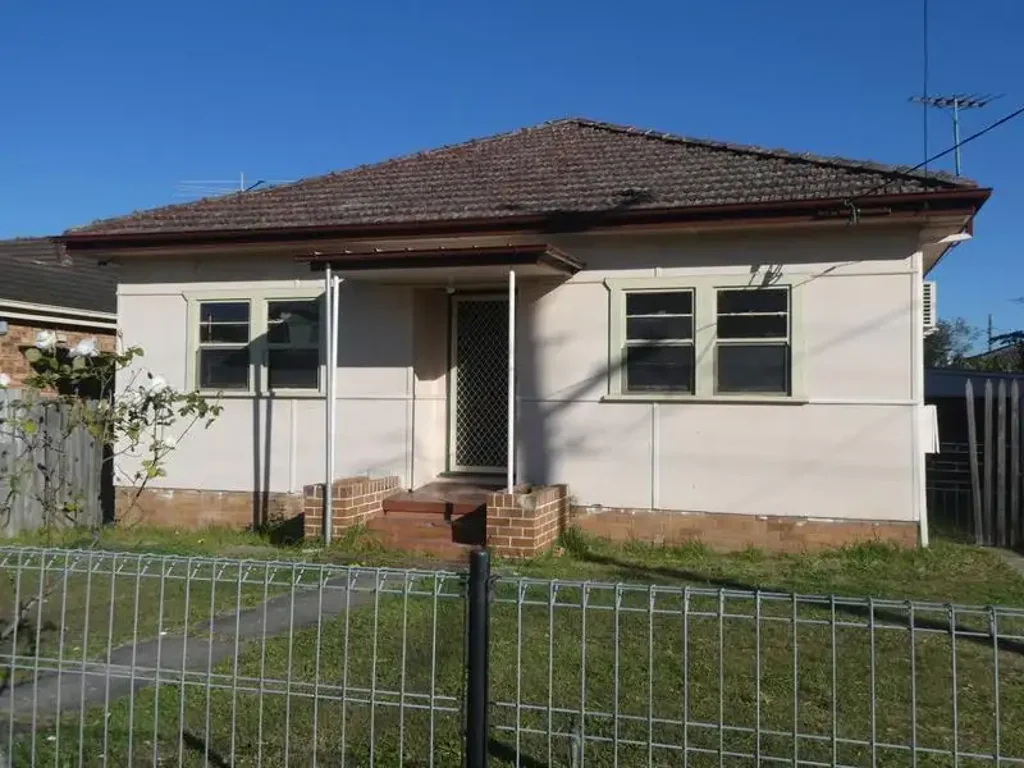 3-bedroom house close to Canley Heights Local Shops